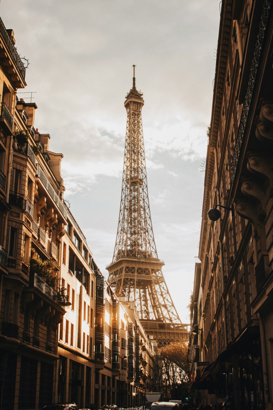 Tour Eiffel vue depuis une rue parisienne