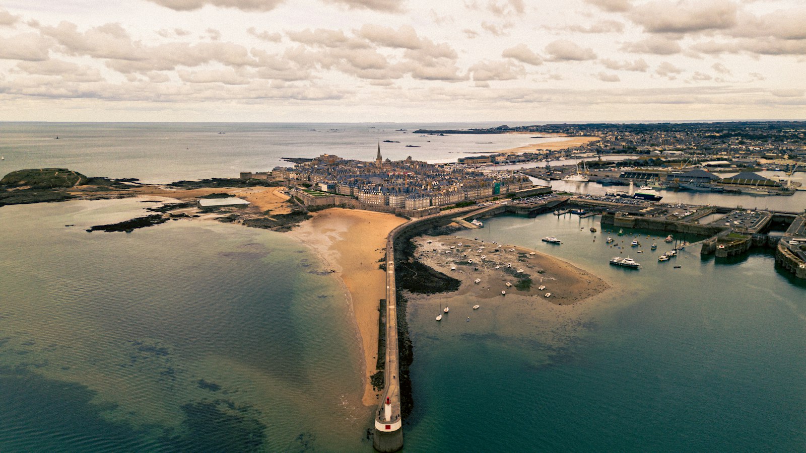 Vue aérienne d'une ville française et de son littoral