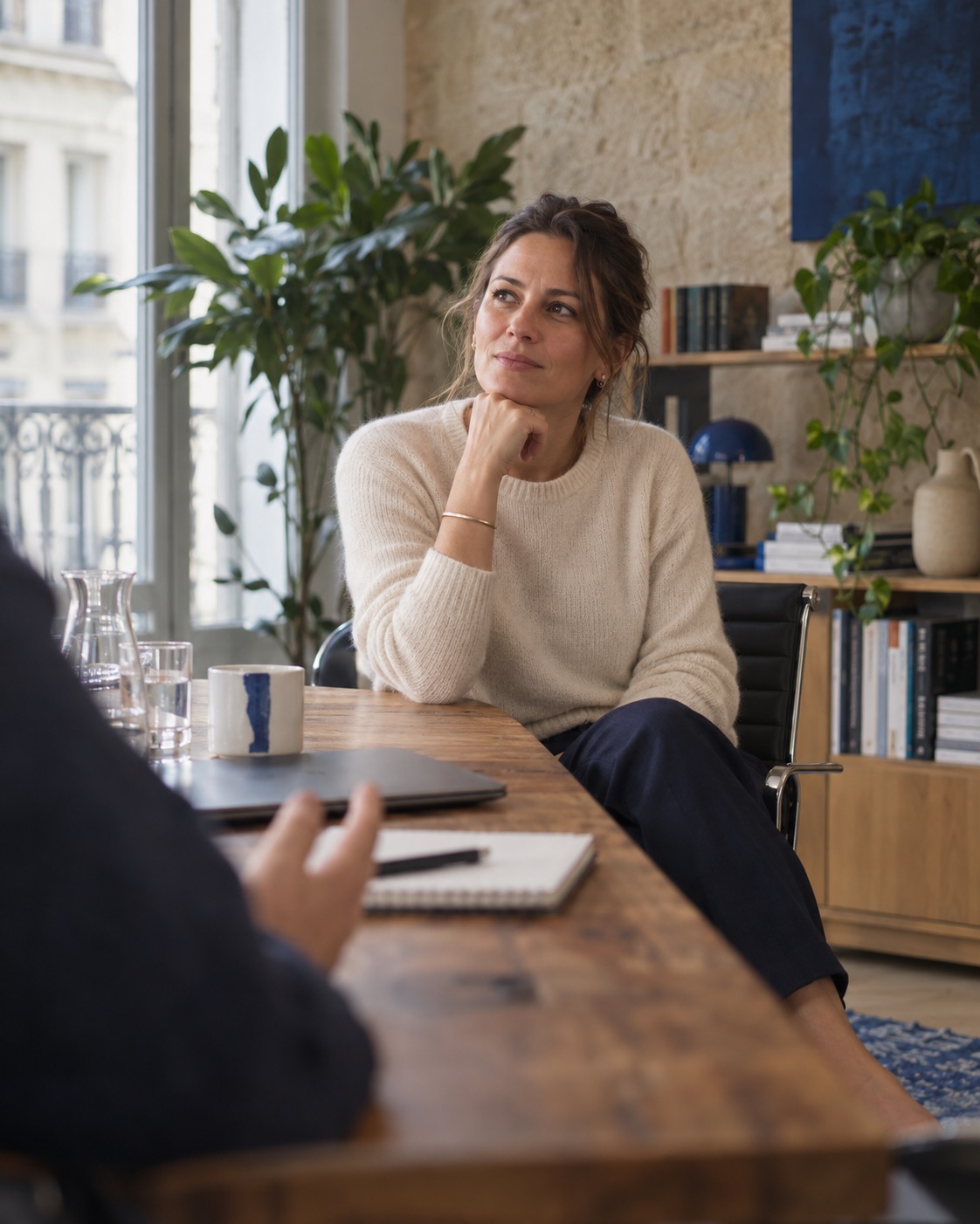 Discussion entre spécialistes autour d'un projet